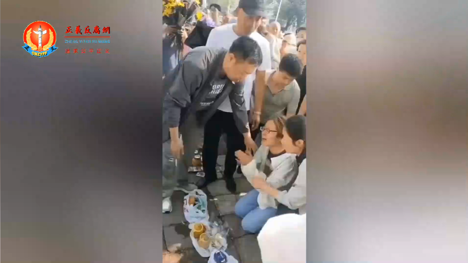 齐齐哈尔遇难孩子家长跪地哭号：妈妈错了，妈妈害了你，跟妈妈回家吧！.png